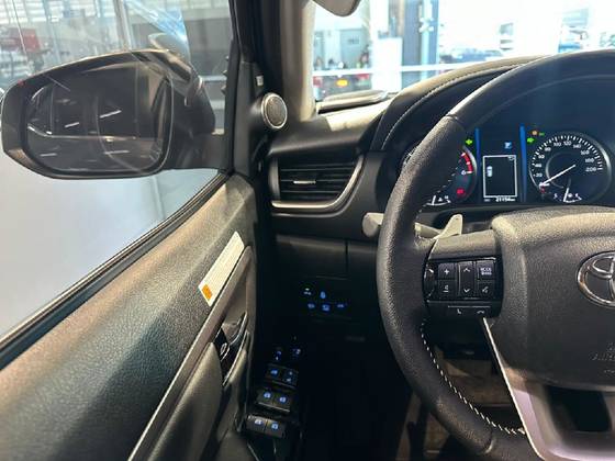 TOYOTA HILUX SW4 2.8 D-4D TURBO DIESEL SRX PLATINUM 7L 4X4 AUTOMÁTICO